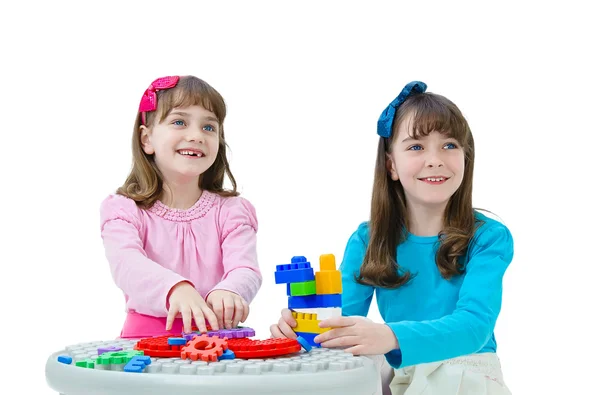 Twee meisjes spelen met blokken — Stockfoto