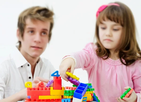Klein meisje spelen met vader — Stockfoto