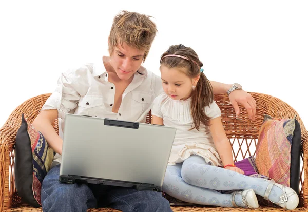 Far och barn tittar på laptop — Stockfoto