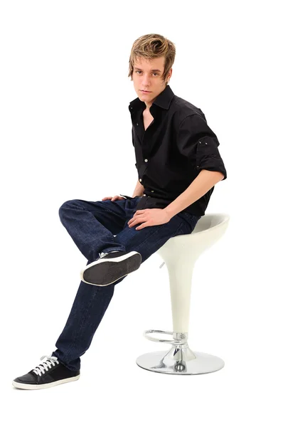 Młodych malevsitting na krzesło — Zdjęcie stockowe