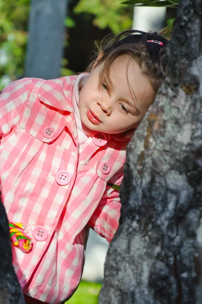 Meisje kind in roze jurk — Stockfoto