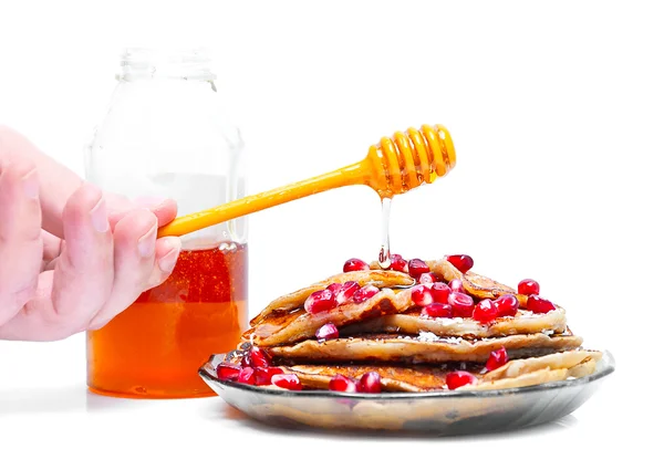 Kleine pannenkoeken gegarneerd met honing — Stockfoto