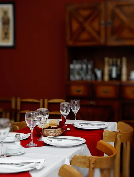 Tavolo servito all'interno del ristorante — Foto Stock