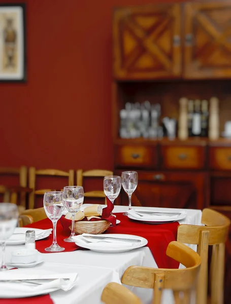 Mesa servida no interior do restaurante — Fotografia de Stock