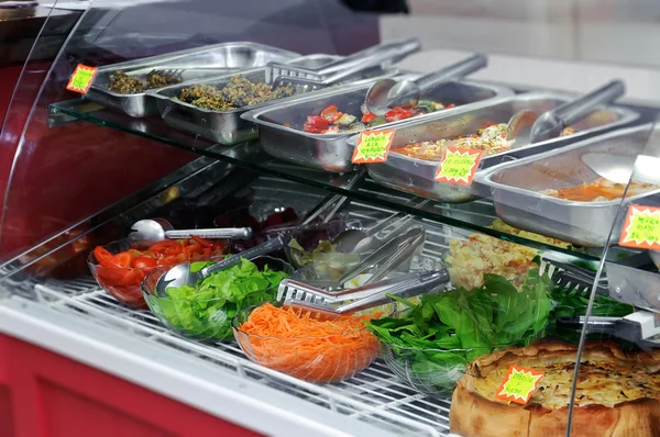 Bar de ensaladas en el supermercado — Foto de Stock