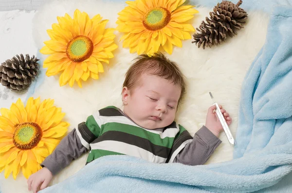 Bebé con el termómetro —  Fotos de Stock