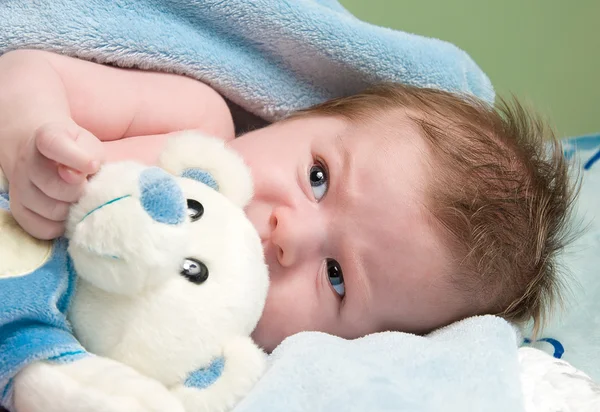Новорожденный ребенок с медведем — стоковое фото