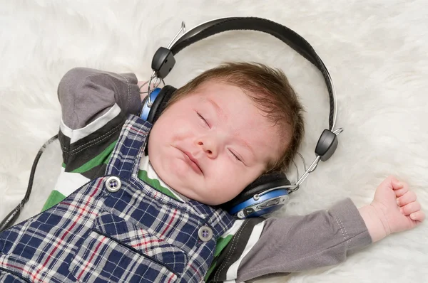 Miúdo a ouvir música — Fotografia de Stock