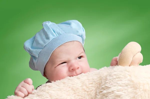 Babygesicht mit blauer Mütze — Stockfoto