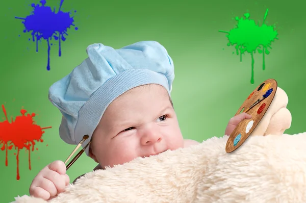 Младенец играет с краской — стоковое фото
