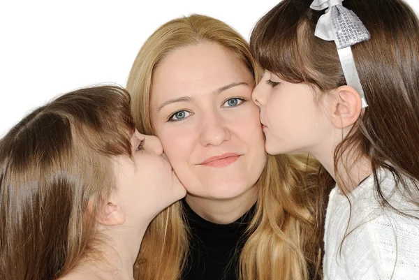 Systrarna kyssas deras mor — Stockfoto