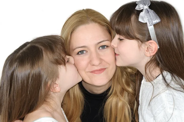 Schattige meisjes kussen hun moeder — Stockfoto