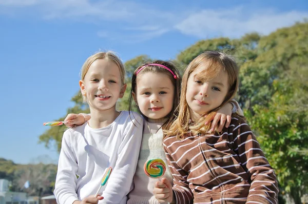 Girls sitting in a park — Stock Photo, Image