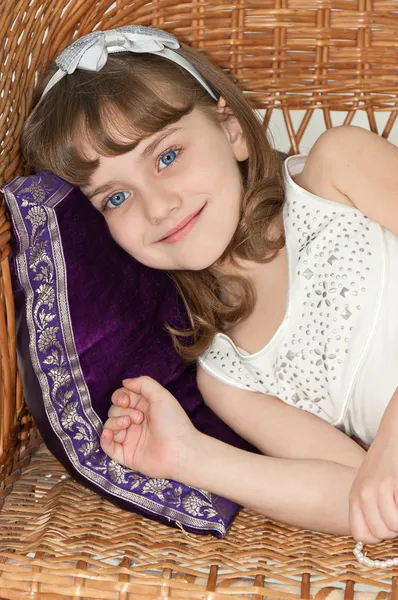 Malá holka na gauči — Stock fotografie