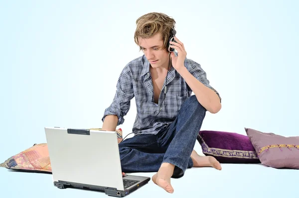 Laptop ve kulaklık ile adam — Stok fotoğraf