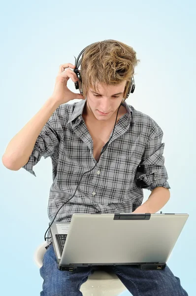 耳机和笔记本电脑的男人 — 图库照片