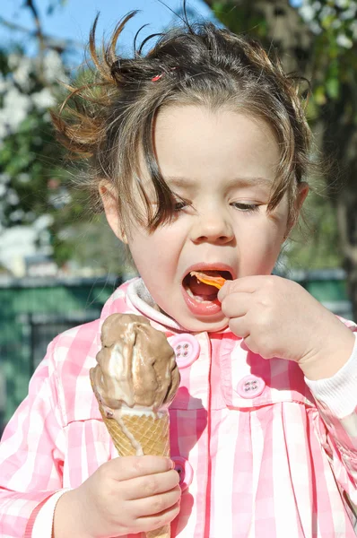 Flicka äter glass — Stockfoto