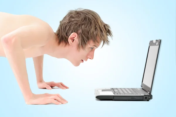 Jonge man op zoek laptop — Stockfoto