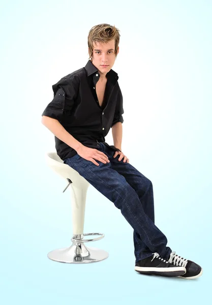 Jonge malevsitting op stoel — Stockfoto