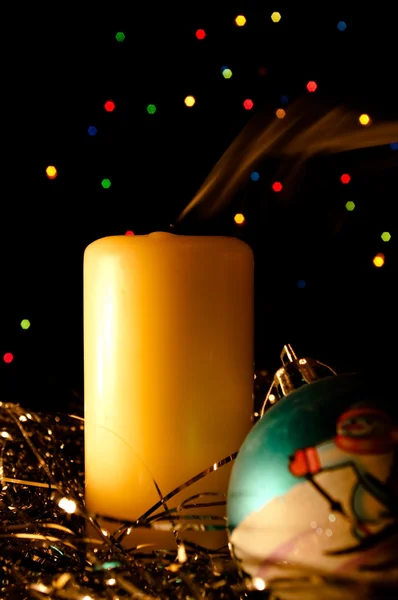 Ani hořící svíčku a kožešin strom koule — Stock fotografie