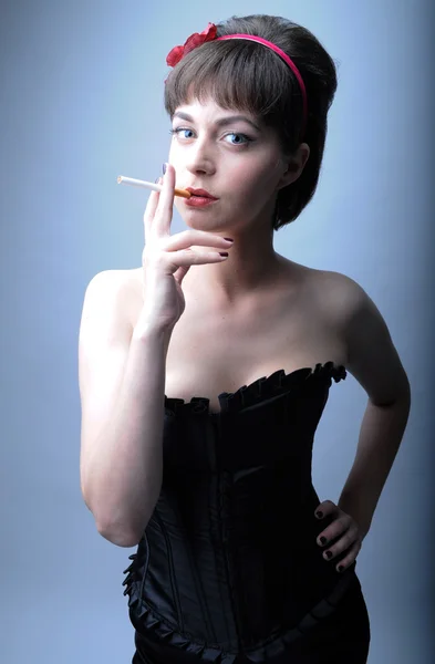 Femme avec sigarette — Photo
