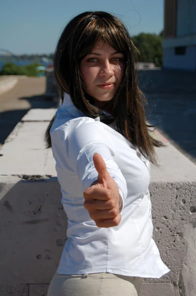 Portret van aantrekkelijke jonge vrouw een thumbs opdagen — Stockfoto
