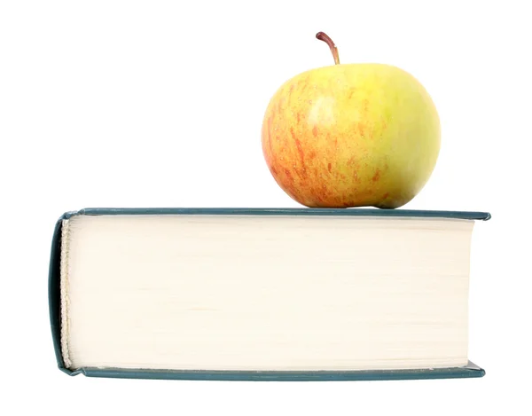 Jabłko leży na prawej stronie książki zamknięte — Zdjęcie stockowe