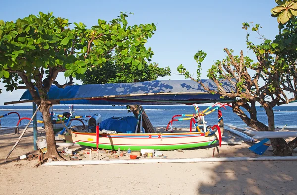 Tradycyjne Balijski "ważka" łódź — Zdjęcie stockowe
