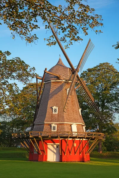 Antiguo molino de viento rojo —  Fotos de Stock