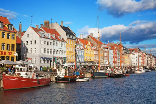 Kopenhagen (Nyhavn district) in een zonnige zomerdag — Stockfoto