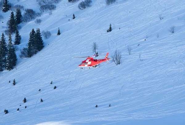 Helicóptero de resgate em alpes suíços — Fotografia de Stock