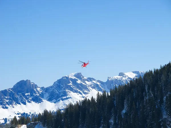 Záchranný vrtulník ve švýcarských Alpách — Stock fotografie