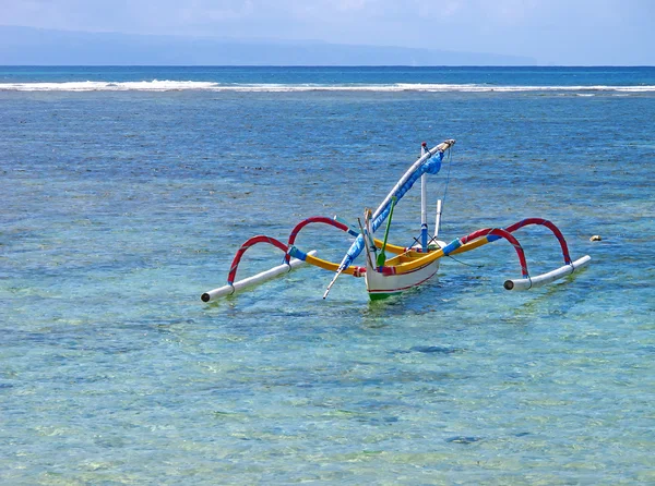 传统的巴厘岛"蜻蜓"船 — 图库照片