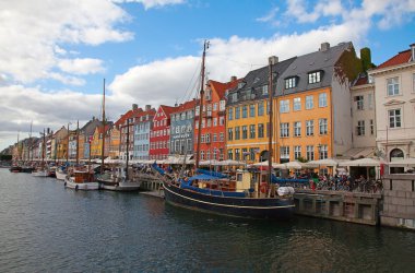 Kopenhag bir güneşli yaz günü (Nyhavn bölgesi)