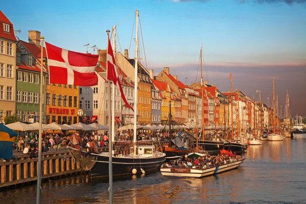 Copenaghen (distretto di Nyhavn) in una giornata estiva soleggiata — Foto Stock