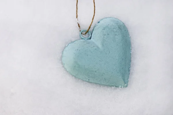 Herz im Schnee — Stockfoto