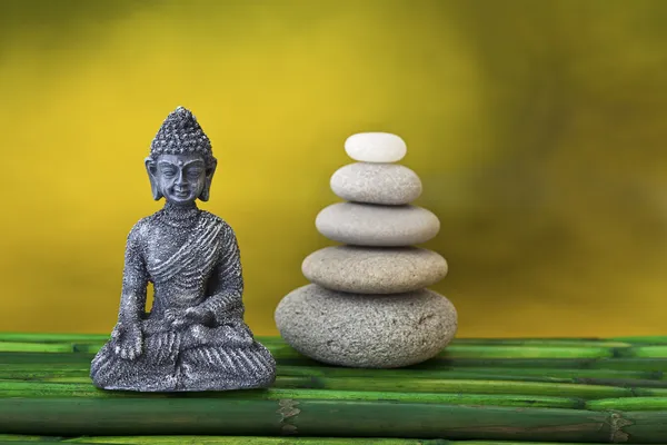 Buddha ve taş yığını — Stok fotoğraf