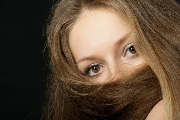La ragazza chiude capelli lunghi la parte inferiore della persona. Uno yashm — Foto Stock