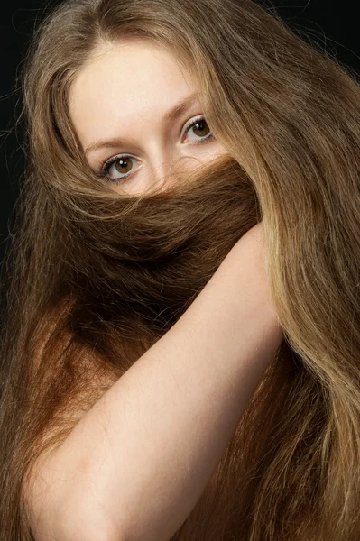 Das Mädchen schließt die langen Haare im unteren Teil der Person. ein Jaschm — Stockfoto