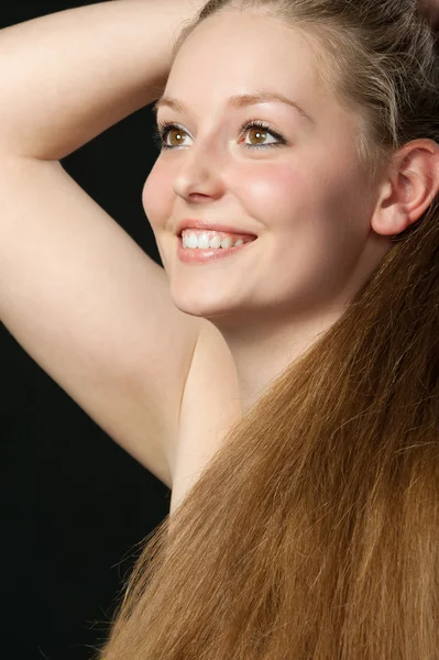 Ένα πορτρέτο από κοντά του το όμορφο κορίτσι με μακριά μαλλιά — Φωτογραφία Αρχείου