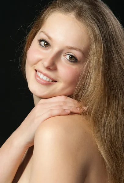 Portrét detailní záběr na krásnou dívku s dlouhými vlasy — Stock fotografie