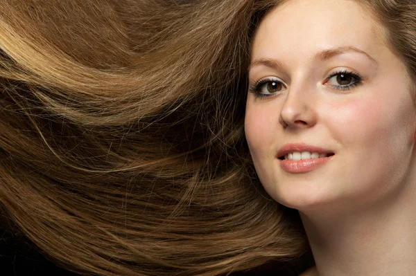 Belle santé cheveux longs gros plan en mouvement créé par le vent — Photo
