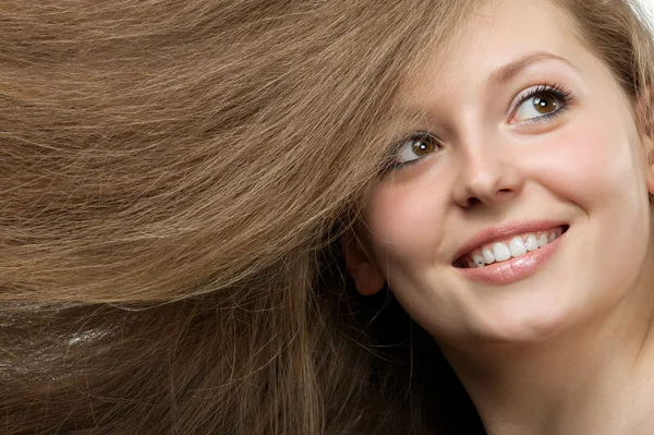 Egészséges, gyönyörű, hosszú haj Közelkép a szél által létrehozott mozgás — Stock Fotó