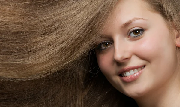 Gesunde schöne lange Haare Nahaufnahme in Bewegung durch Wind erzeugt — Stockfoto