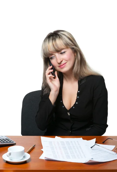 Деловая женщина на рабочем месте разговаривает по мобильному телефону — стоковое фото
