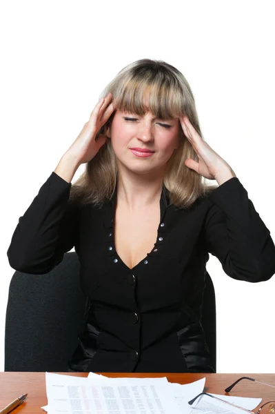 Dolor de cabeza. La mujer de negocios en el lugar de trabajo cansada del trabajo —  Fotos de Stock