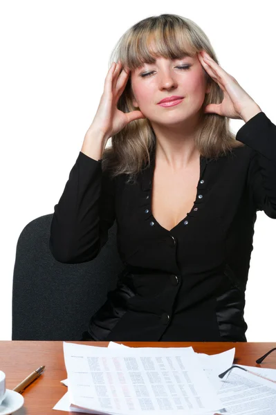 Dolor de cabeza. La mujer de negocios en el lugar de trabajo cansada del trabajo —  Fotos de Stock
