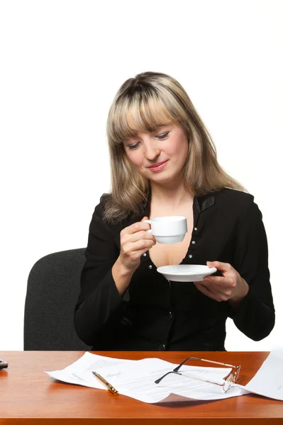 Η γυναίκα των επιχειρήσεων να πίνει καφέ στο χώρο εργασίας — Φωτογραφία Αρχείου