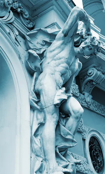 Statuen des Mannes, der einen Balkon stützt — Stockfoto