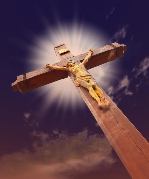 De kruisiging van een boom met Jezus's verguld figuur — Stockfoto